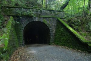 幽霊が出やすいとされるトンネル
